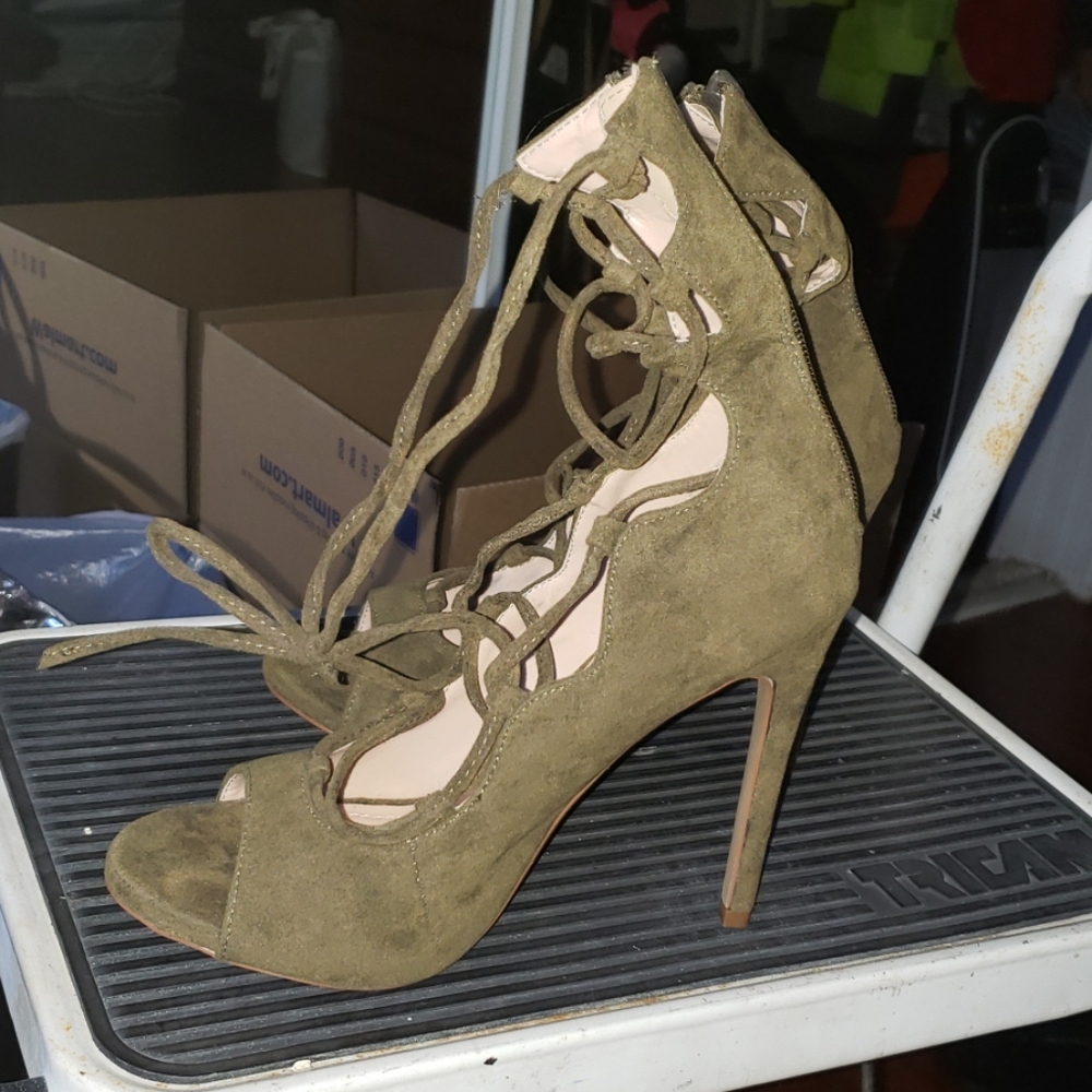 Shoe Republic LA Olive Lace Up Heels Size 7